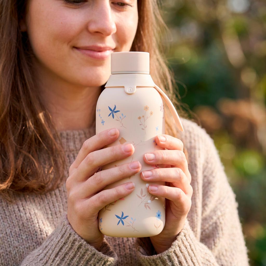 Botella Térmica de Acero Inoxidable con Interior Cerámico y Doble Tapón – Petal Whisper