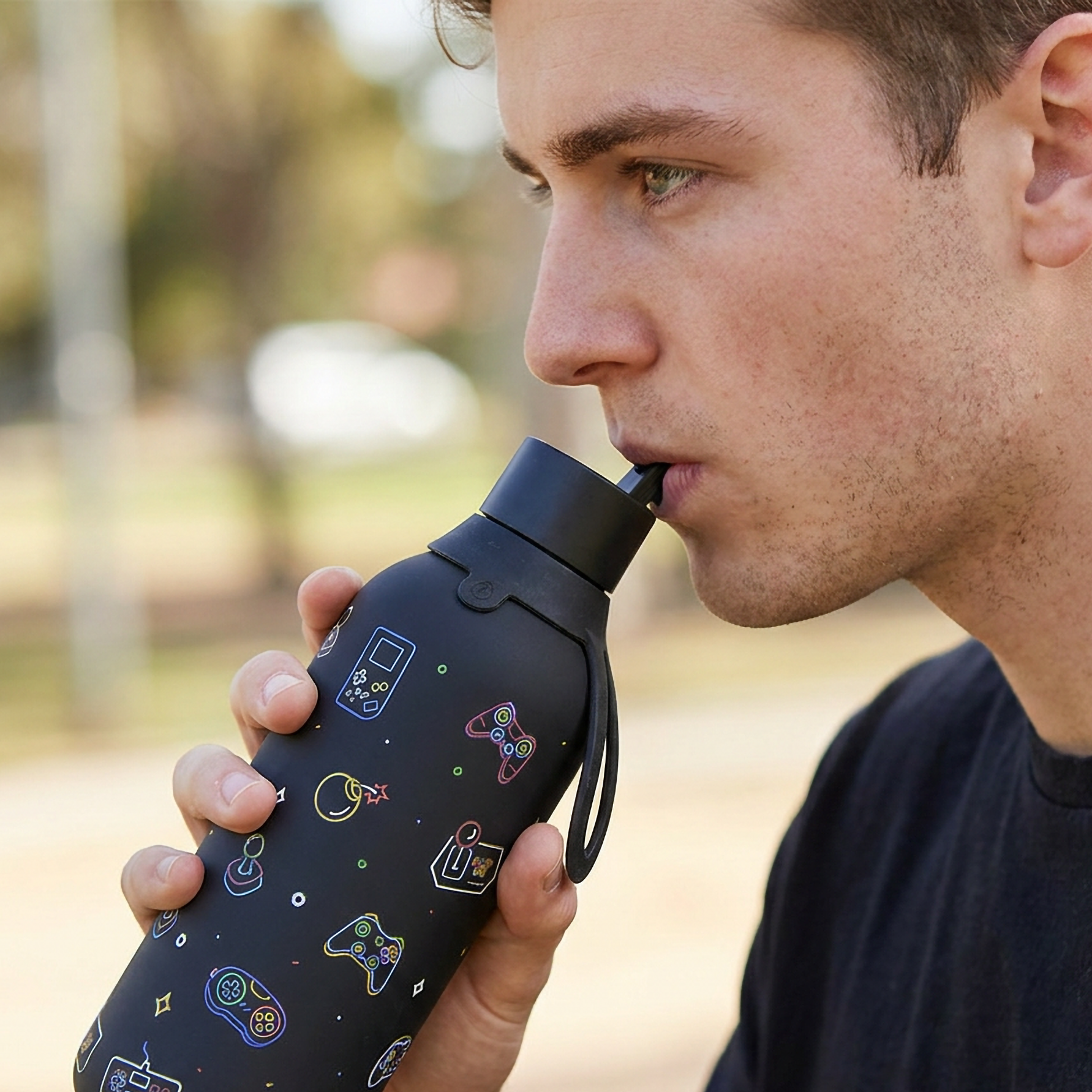 Botella Térmica de Acero Inoxidable con Interior Cerámico y Doble Tapón – Neon Gamer | Aurea